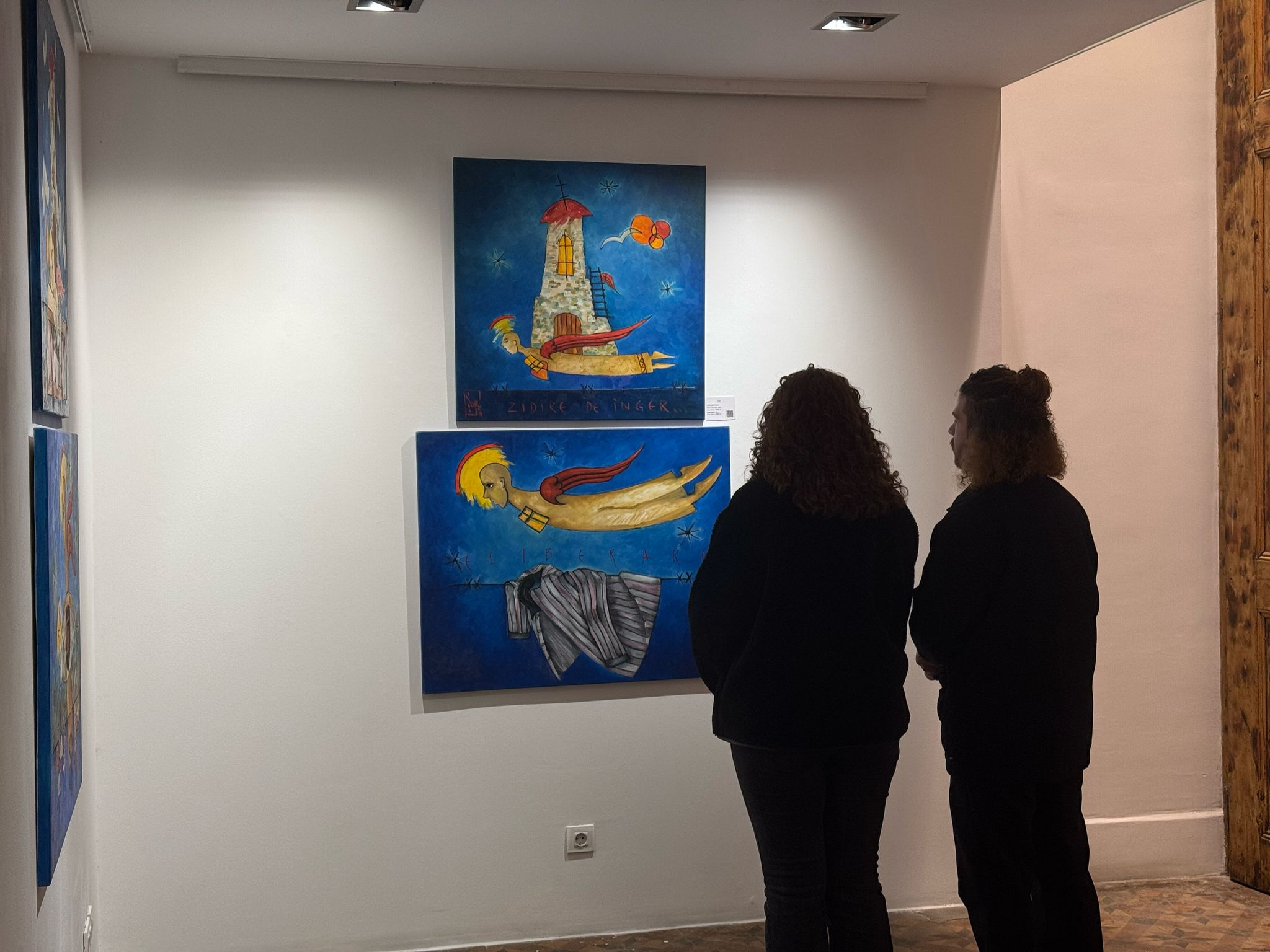 oameni-in-galerie